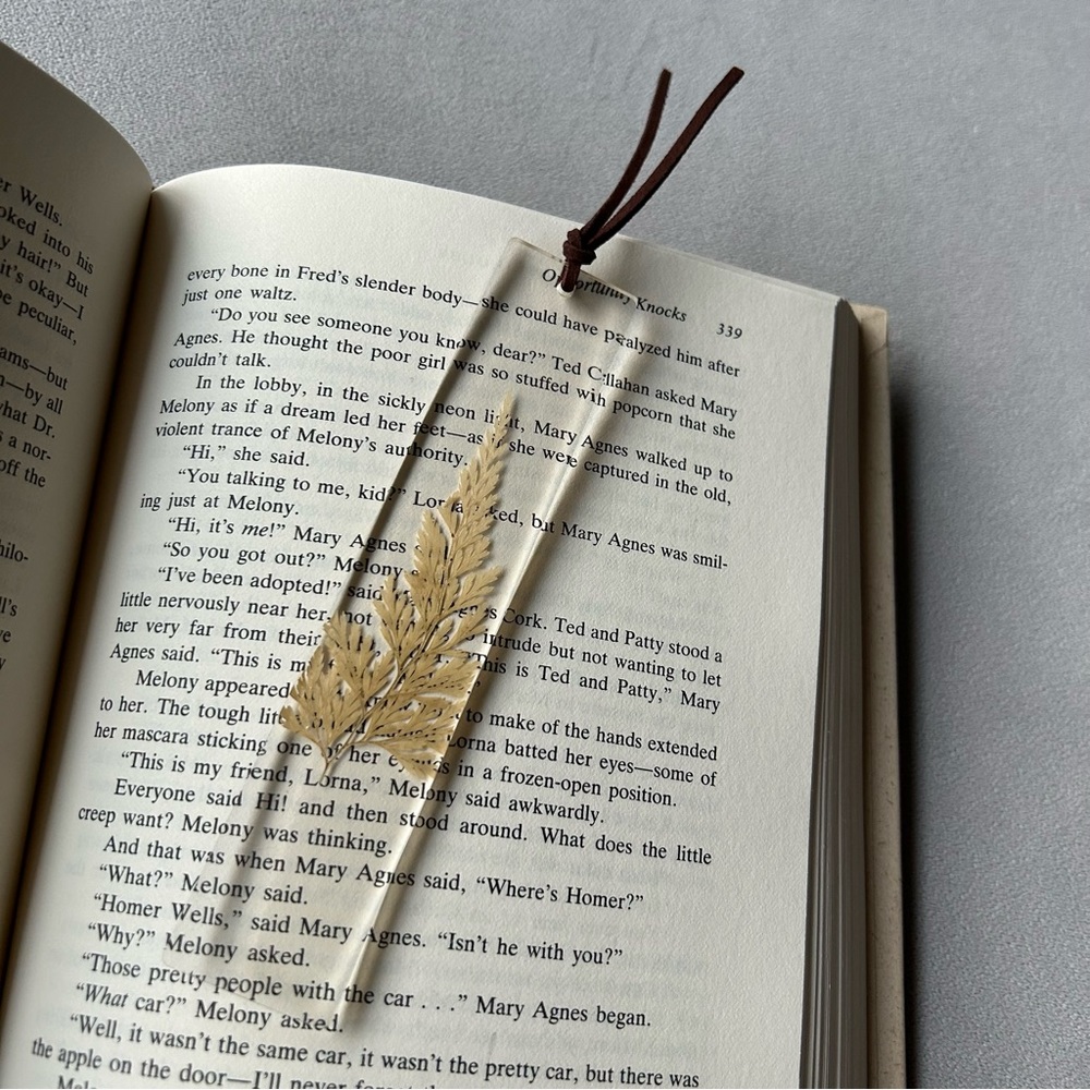 Bookmark ~ Resin with dried flower ~ Brand New!